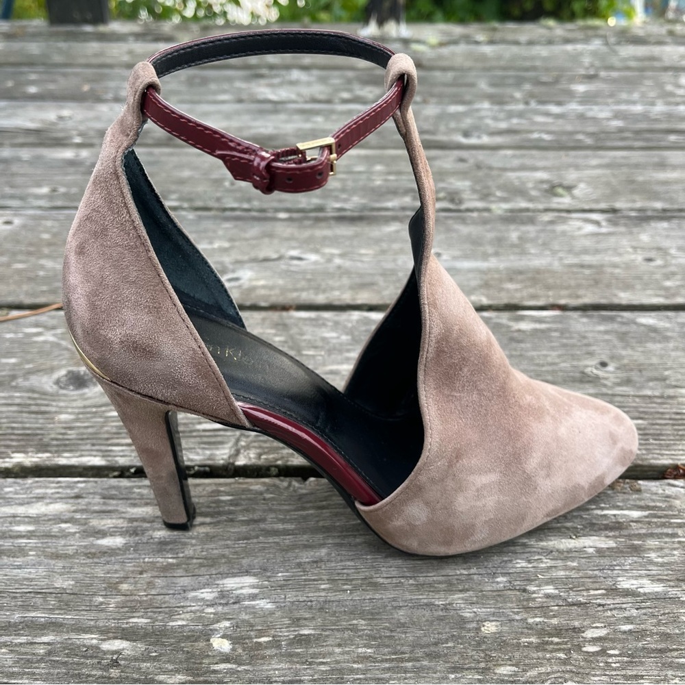 CALVIN KLEIN TAUPE SUEDE HEELS SIZE 8